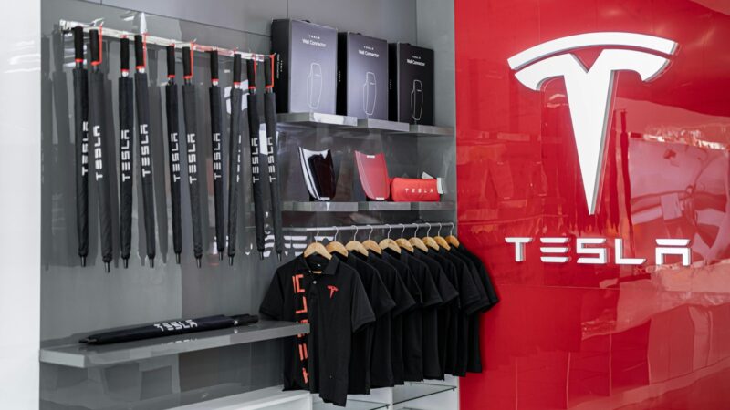 „Tesla“ praranda milijardus: sužinokite, kokią spragą įstatymuose išsprendė Europos Sąjunga