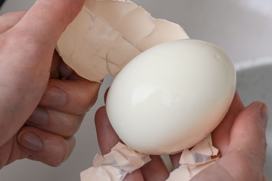 Genialus triukas su stiklainiu, įdėkite virtus kiaušinius ir lukštai nusilups vos per kelias sekundes