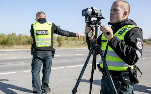 Netikėti greičio matuoklių spąstai: šis visiškai naujas radaras fiksuoja ne tik jūsų greitį