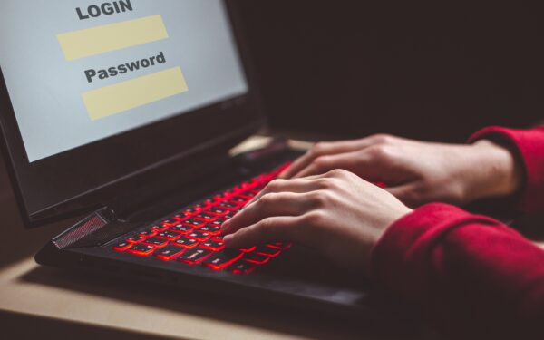 Ekspertai įspėja apie naują sukčiavimo bangą: pavieniai atvejai gali virsti sistemine ataka