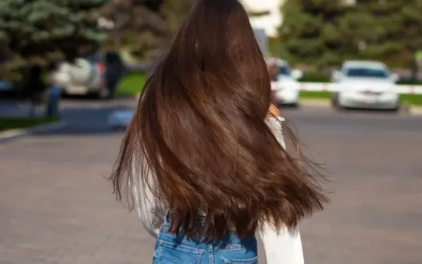 Vienas paprastas namų metodas, kuris per kelias savaites sustiprino plaukus