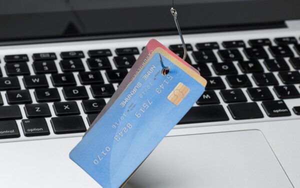 Ekspertai praneša apie grėsmingą mastą: sukčiavimo schemose sukasi dešimtys milijonų eurų