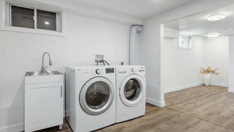 Skalbimo mašina užima pusę kambario? Štai kaip įsirengti patogią skalbyklą net mažame bute