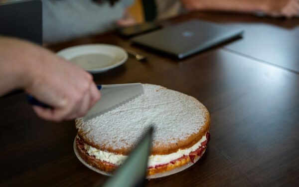 Nenorite jungti orkaitės? Sužinokite, kaip per 15 minučių paruošti tortą su „Plombyro“ kremu