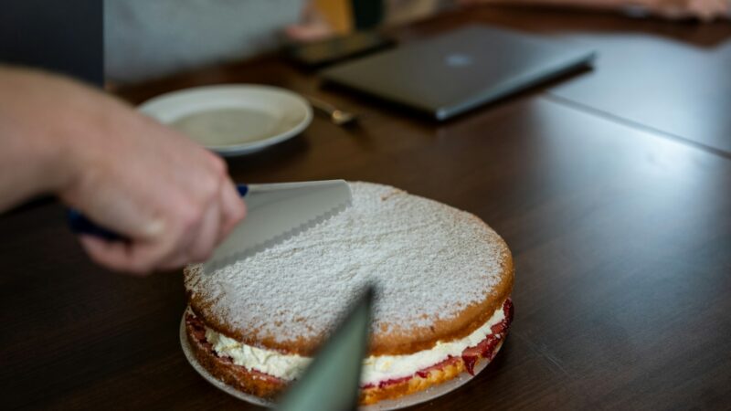 Nenorite jungti orkaitės? Sužinokite, kaip per 15 minučių paruošti tortą su „Plombyro“ kremu