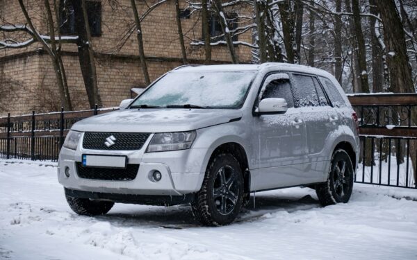 Rytais kankinatės valydami ledą? Skandinavai atskleidė gudrybę, kaip nuvalyti langus nesubraižant stiklo