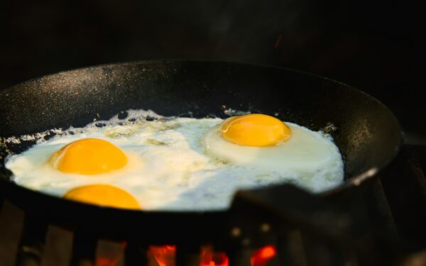 Niekada nekepkite kiaušinienės su šiuo riebalu: mitybos specialistai įspėja apie skaudžias pasekmes