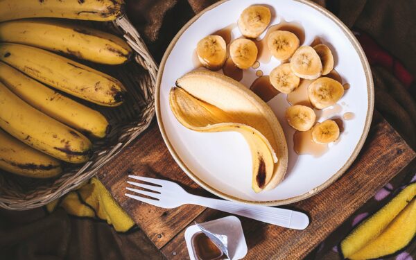 Ekspertai įspėja dėl įtrūkusios bananų žievės: štai kada vaisių būtina išmesti, o kada jis dar tinkamas