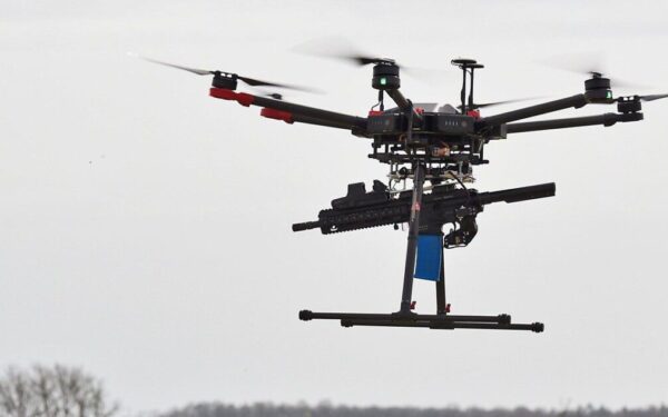 Revoliucija karo technologijų rinkoje: naujas dronas su automatiniu šautuvu šaudo tiksliau už karius