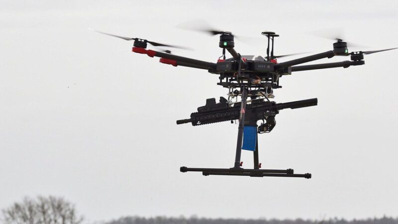 Revoliucija karo technologijų rinkoje: naujas dronas su automatiniu šautuvu šaudo tiksliau už karius