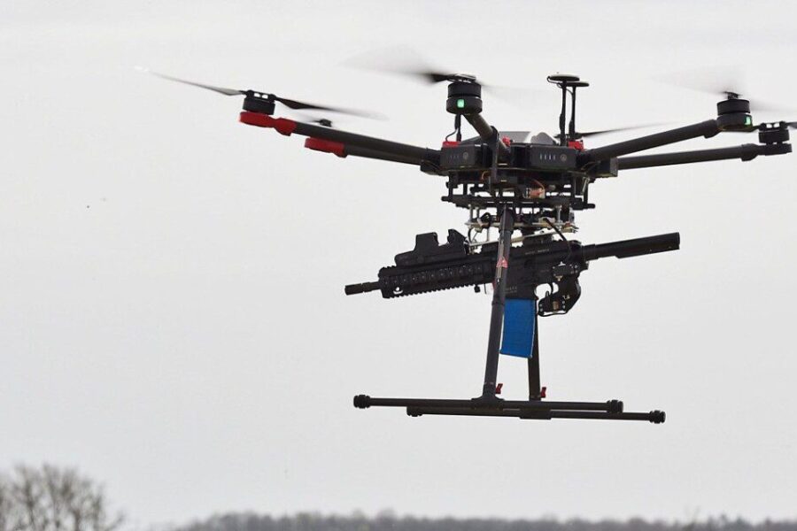 Revoliucija karo technologijų rinkoje: naujas dronas su automatiniu šautuvu šaudo tiksliau už karius