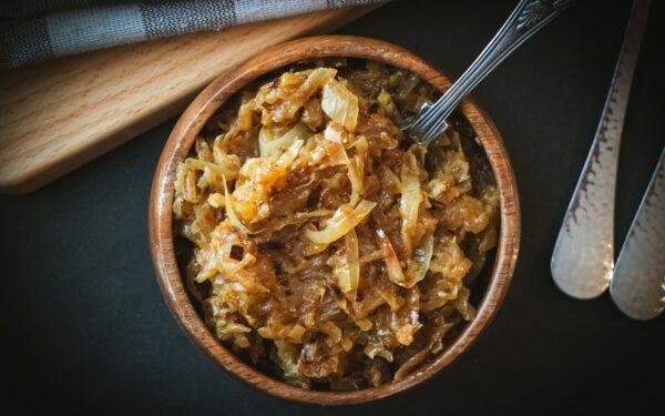 Pavargote valandą stovėti prie keptuvės? Būdas, kaip karamelizuoti svogūnus be nuolatinio maišymo