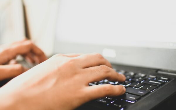 Norite prisidurti prie algos? Įvardintos geriausios papildomo uždarbio galimybės Lietuvoje