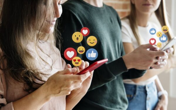 ES ruošia griežtą ribą: socialiniams tinklams gali būti nustatytas minimalus amžius, kuris pakeis jaunimo kasdienybę