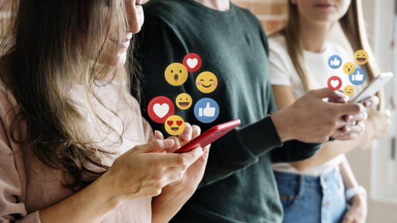 Pavargo nuo reklamos ir dirbtinio turinio: vis daugiau jaunimo atsisako socialinių tinklų