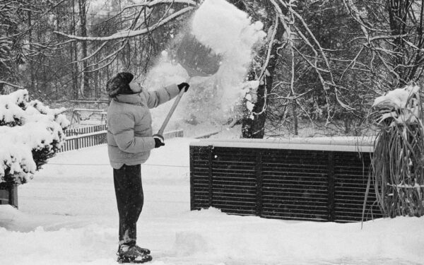 Kasant sniegą trūksta oro? Sužinokite, kam sniego kasimas gali baigtis netikėtu širdies smūgiu