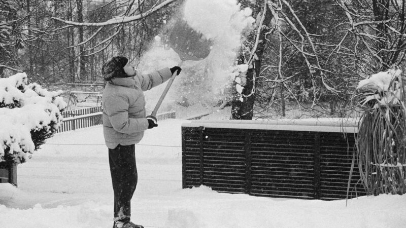 Kasant sniegą trūksta oro? Sužinokite, kam sniego kasimas gali baigtis netikėtu širdies smūgiu