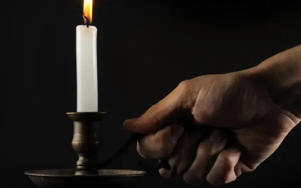 Paslaptinga diena, kuri kelia klausimų iki šiol: kodėl tądien deginamos žvakės ir vengiama adatos?