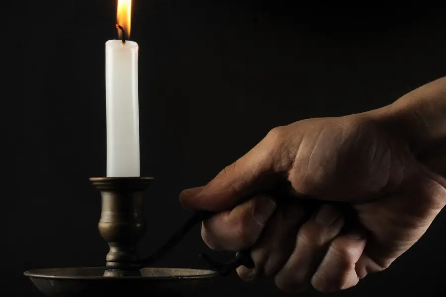 Paslaptinga diena, kuri kelia klausimų iki šiol: kodėl tądien deginamos žvakės ir vengiama adatos?