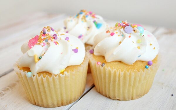 Paprastas ir greitas receptas kiekvienam: šie citrininiai keksiukai užkariauja internetą