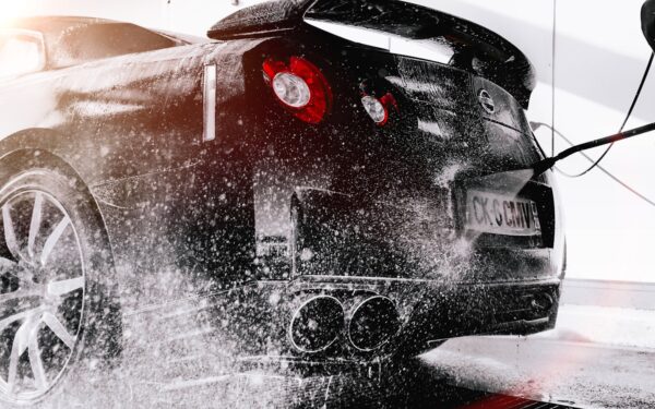 Klaida, kurią daro tūkstančiai vairuotojų: kodėl automobilio plovimas žiemą gali atnešti daugiau žalos nei naudos?