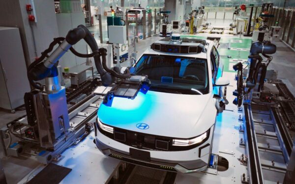 „Porsche” gamykloje prasidėjo perversmas: legendinis visureigis visiškai atsisako benzino