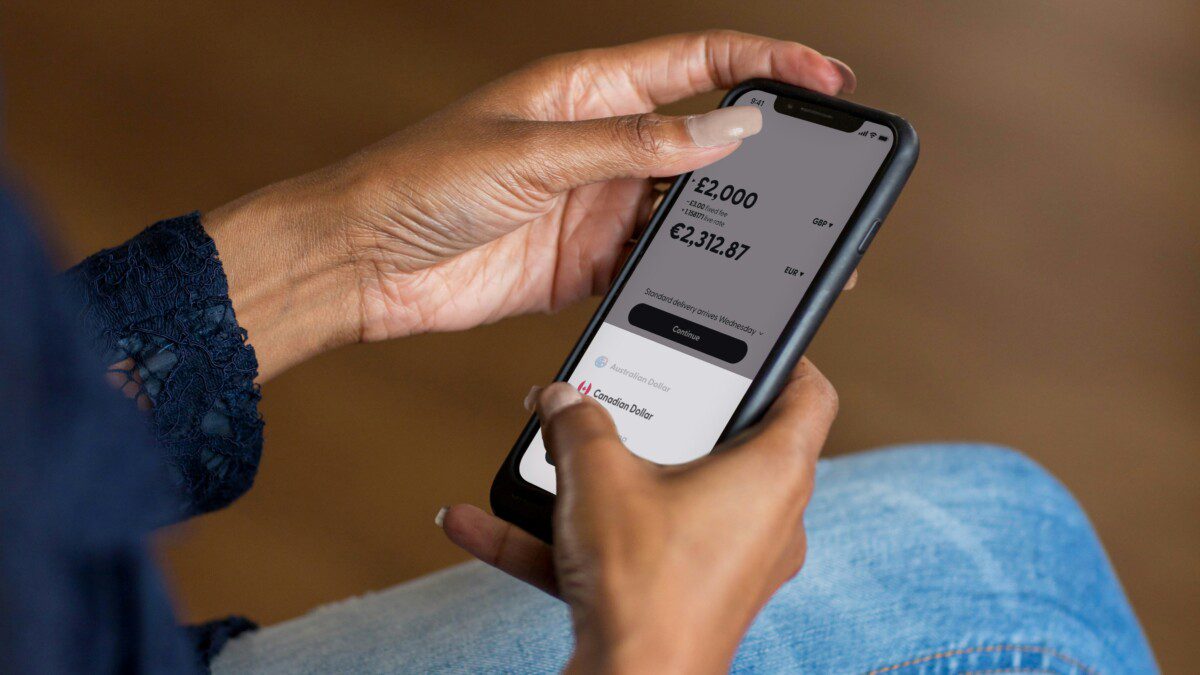 Ar netrukus negalėsime laisvai pasiekti savo pinigų? Svarstoma stabdyti pavedimus iki 12 valandų