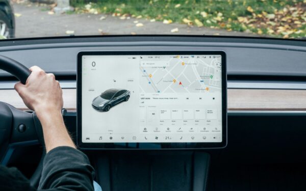 Ekranų era automobiliuose atsisuka prieš vairuotojus: bandymų rezultatai verčia sunerimti