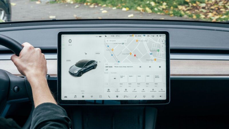 Ekranų era automobiliuose atsisuka prieš vairuotojus: bandymų rezultatai verčia sunerimti