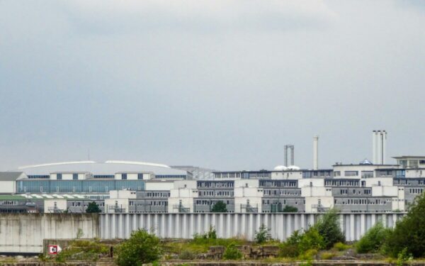 Elektromobilių baterijų milžinai keičia kryptį: štai kodėl jie dabar stato energijos kaupyklas