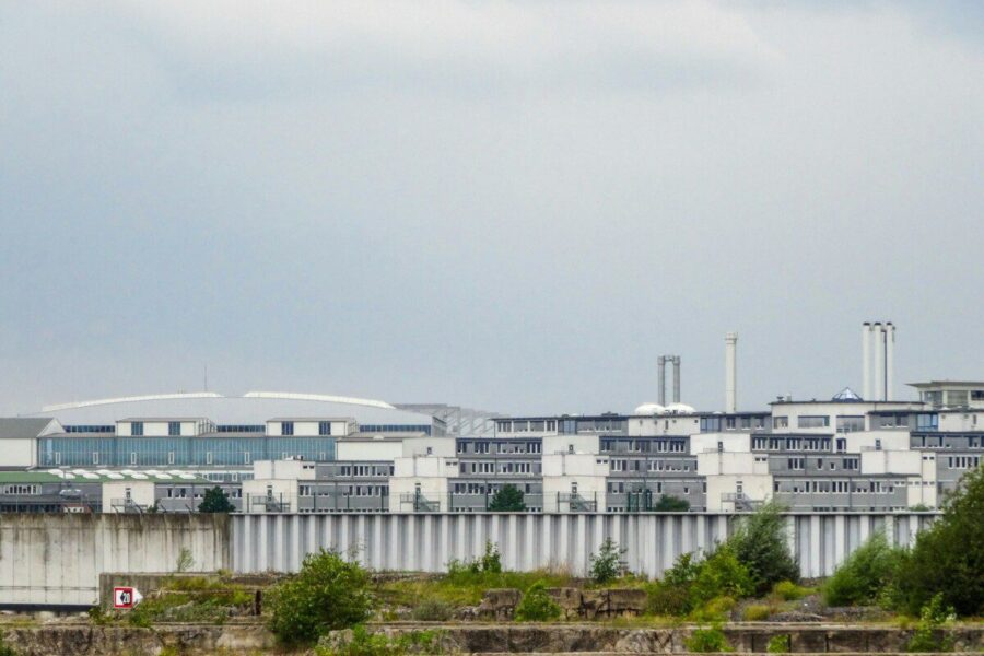 Elektromobilių baterijų milžinai keičia kryptį: štai kodėl jie dabar stato energijos kaupyklas