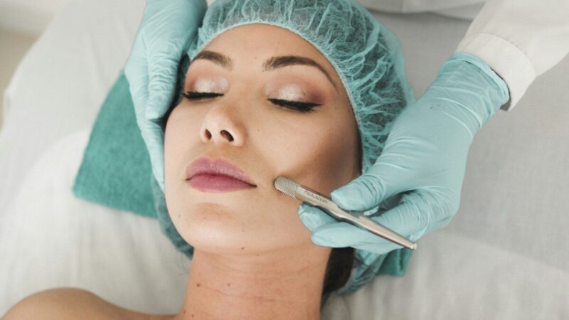 Dermatologai įspėja: 4 moksliškai patvirtinti ingredientai, be kurių tavo kosmetika yra tik muilo burbulas