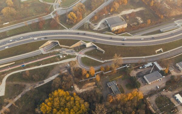 Paradoksas keliuose: avarijų mažėja, bet vairuotojams laisvė gniaužiama dar labiau
