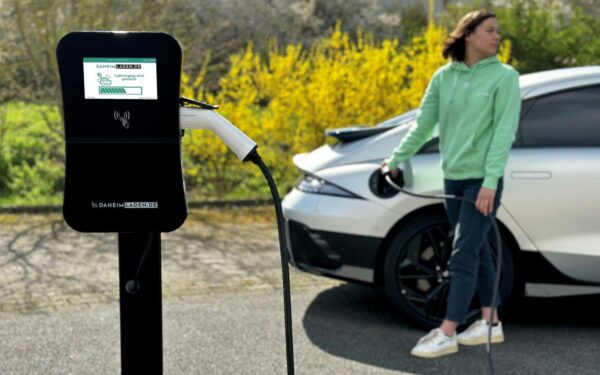 Elektromobilių planai pakibo ant plauko: nauji sprendimai gali sustabdyti įkrovimo plėtrą visoje šalyje