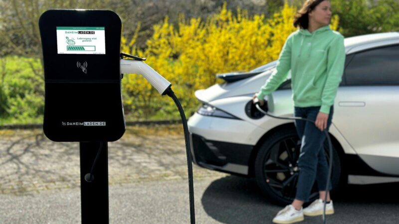 Elektromobilių planai pakibo ant plauko: nauji sprendimai gali sustabdyti įkrovimo plėtrą visoje šalyje