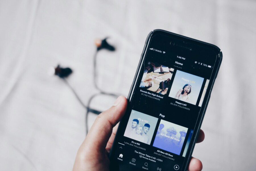 „Spotify“ tvirtina savo pozicijas: milijonai naujų vartotojų, rekordinis pelnas ir DI muzikos revoliucija