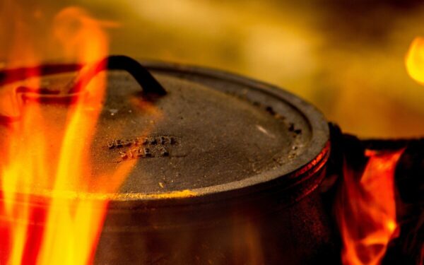 Kavos tirščiai išvalo tai, ko chemija neįveikia: apdegęs puodas atrodys kaip visiškai naujas