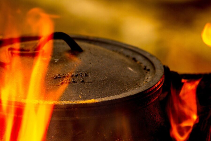 Kavos tirščiai išvalo tai, ko chemija neįveikia: apdegęs puodas atrodys kaip visiškai naujas