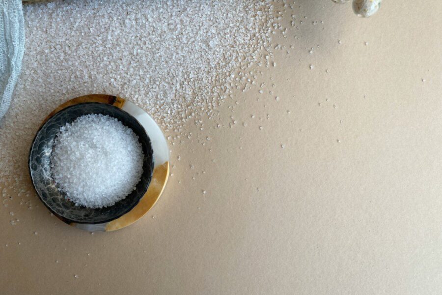 Paprastas, bet veiksmingas triukas: kodėl į klozetą beriu žiupsnelį druskos?