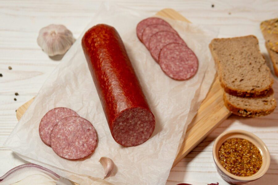 Ši klaida sugadina dešrą per 2 dienas: mėsininkai atskleidė, kaip iš tikrųjų ją laikyti