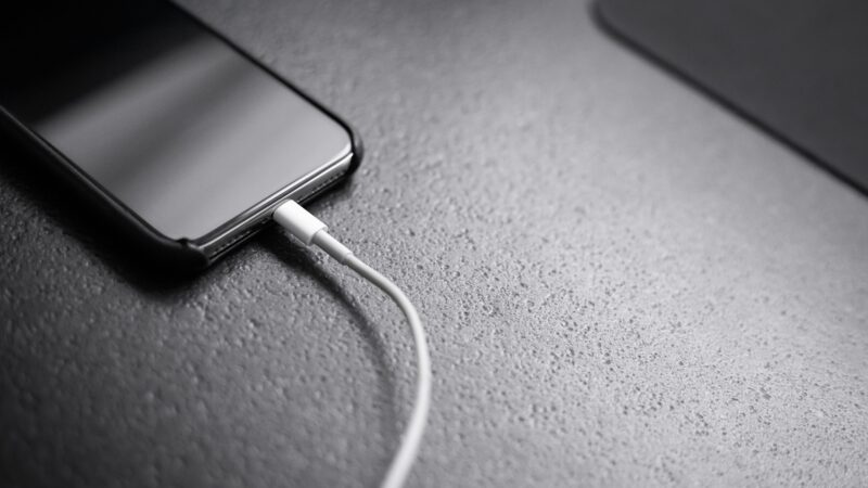 Oksfordo mokslininkai rado būdą, kuris gali visam laikui pakeisti tai, kaip krauname telefonus