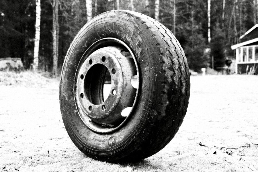 Ant kelio nuo vilkiko nulėkęs ratas virto mirtinu sviediniu, kuris traiškė automobilius