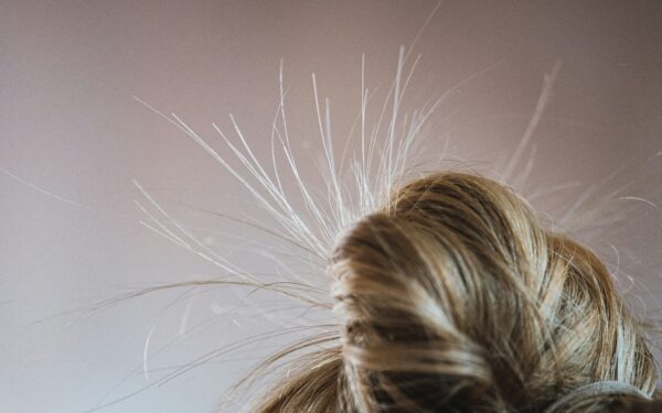 Tavo plaukai šiaušiasi nuėmus kepurę? Paprastas triukas išspręs šią problemą akimirksniu