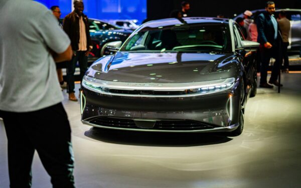 Kalifornija atsitraukė: „Tesla” ir toliau gali vykdyti prekybą, nepaisant anksčiau pateiktų kaltinimų