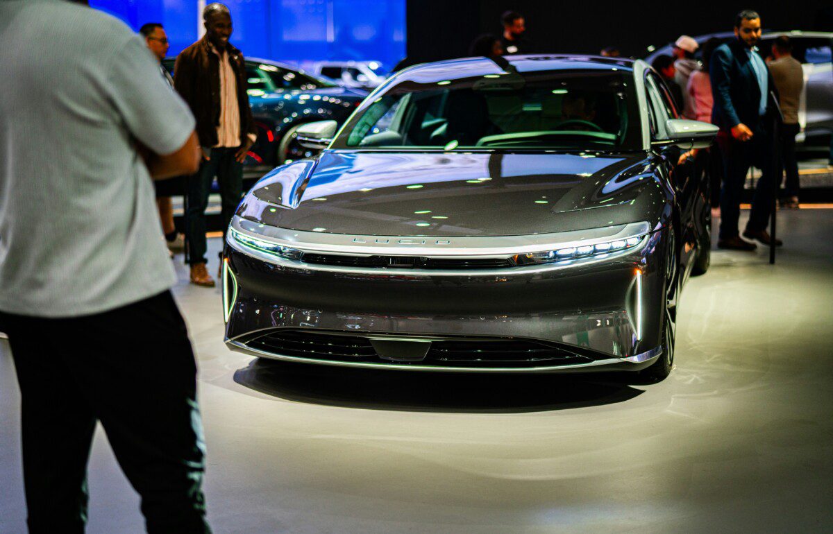 Kalifornija atsitraukė: „Tesla” ir toliau gali vykdyti prekybą, nepaisant anksčiau pateiktų kaltinimų