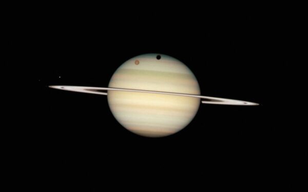 Mokslininkai negali tuo patikėti: mažytis Saturno palydovas siunčia signalus, kurių niekas nesitikėjo