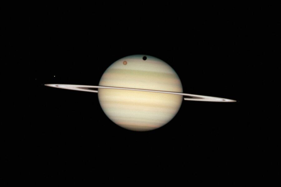 Mokslininkai negali tuo patikėti: mažytis Saturno palydovas siunčia signalus, kurių niekas nesitikėjo