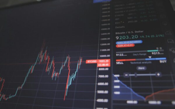 Transporto akcijos kyla sparčiausiai per ketverius metus: kodėl investuotojai palieka technologijas?