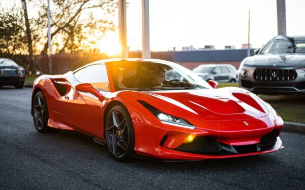 Naujasis elektrinis „Ferrari” debiutavo: atrodo įspūdingai, bet gerbėjai pasakė tiesą į akis