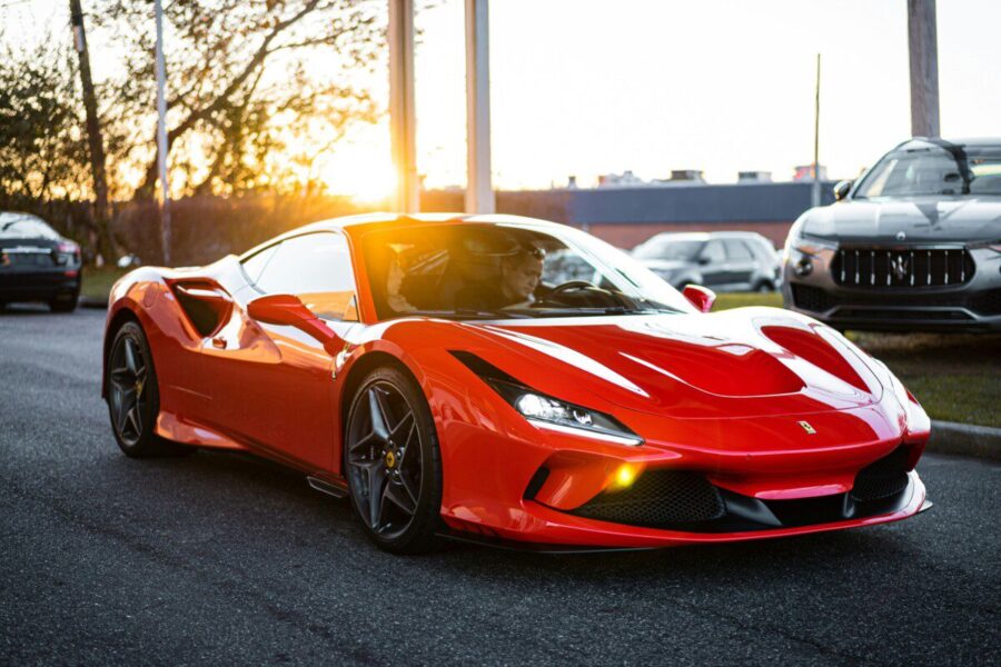 Naujasis elektrinis „Ferrari” debiutavo: atrodo įspūdingai, bet gerbėjai pasakė tiesą į akis